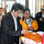 歓迎の儀式2 パンをちぎって塩をつけていただきます。