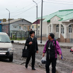 学校の始業式に参加途中の道は砂利道です1