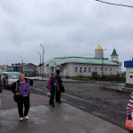 学校の始業式に参加途中の道は砂利道です2