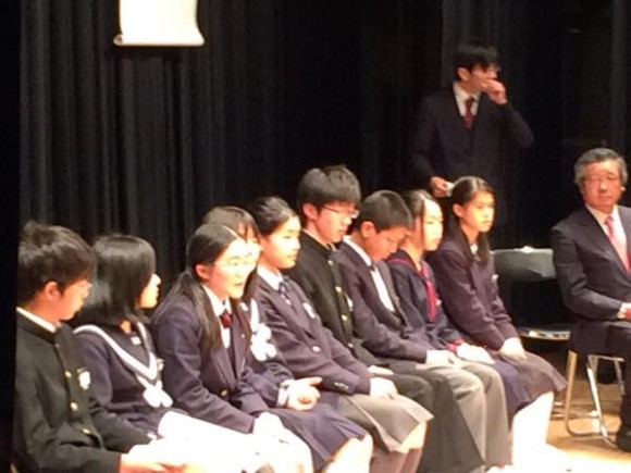 作文コンクールの表彰式の様子