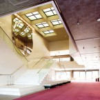 吹き抜けの階段の写真