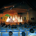 能楽ホールでのファッションショーの写真