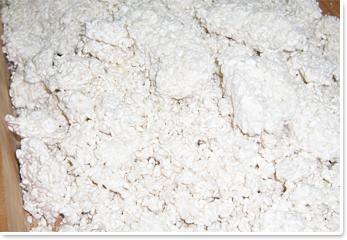 写真：手間ひまを掛けて作られる醤油、米こうじ・天然みそ2