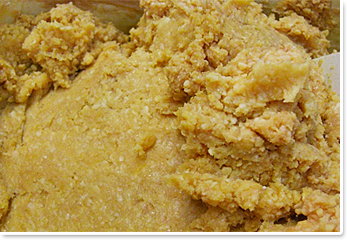 写真：手間ひまを掛けて作られる醤油、米こうじ・天然みそ3