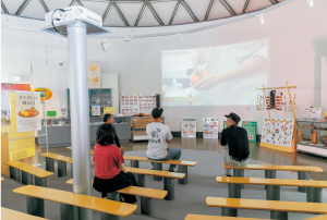 柿をテーマにした映像をスクリーンで鑑賞