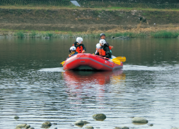 水辺でチルしよの様子