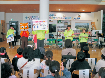 親子で学ぶ「いのちの安全教室」の様子