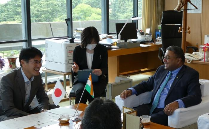 表敬訪問の様子1