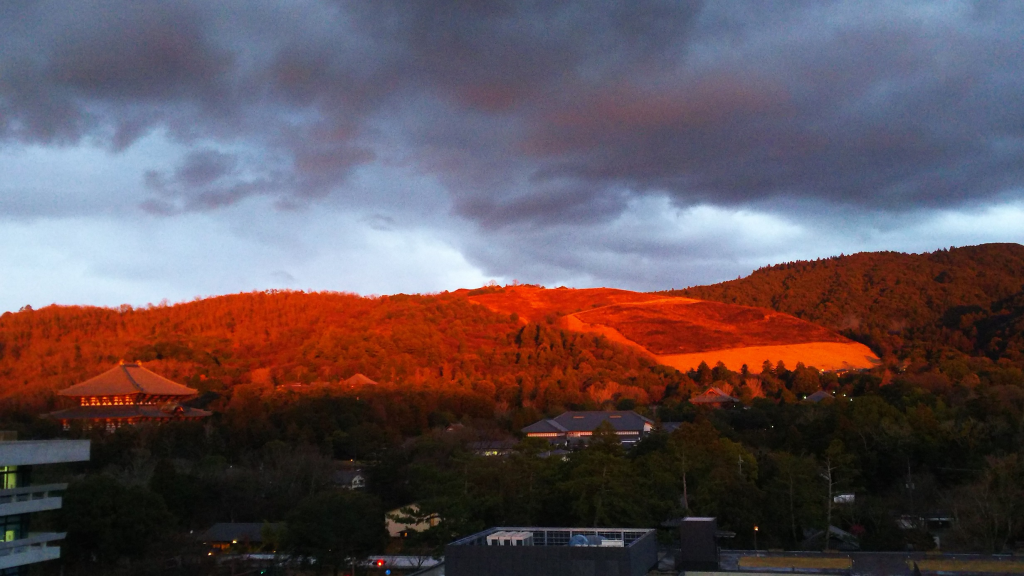 東側の眺め　夕日に照らされた東大寺大仏殿・若草山など