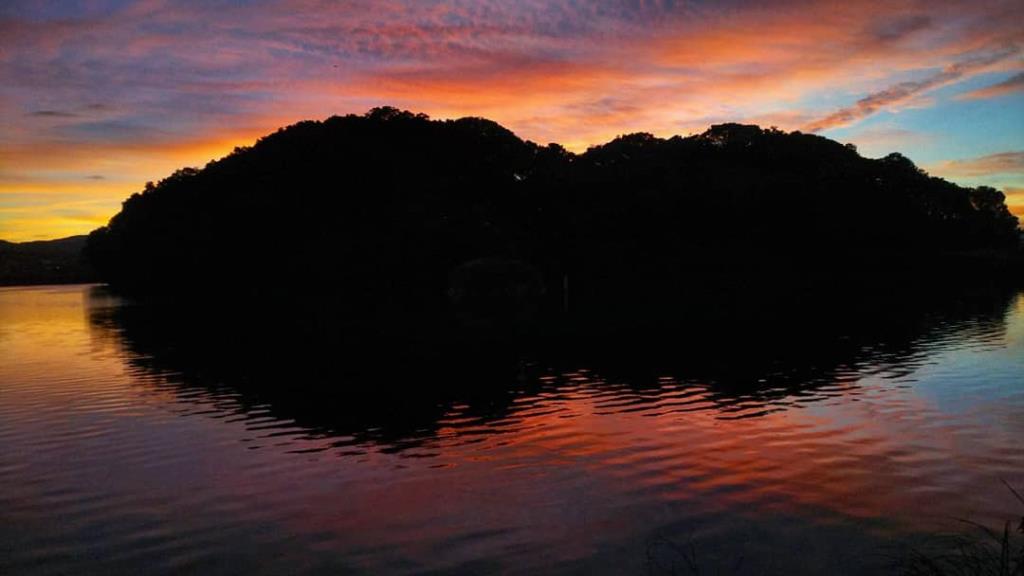 水面に映る垂仁天皇陵のシルエットと夕焼け