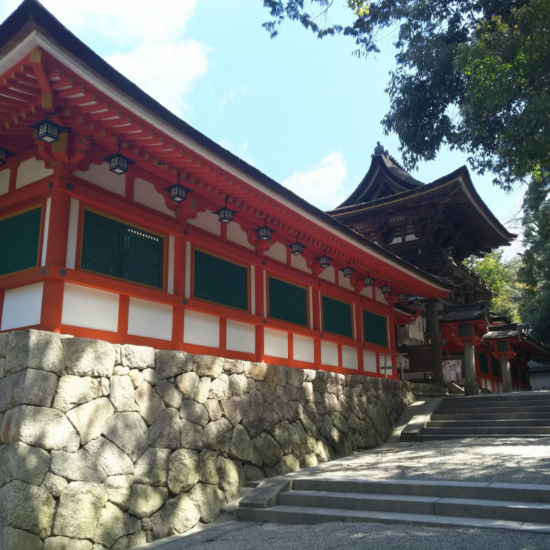 石上神宮拝殿を眺望する楼門前参道3