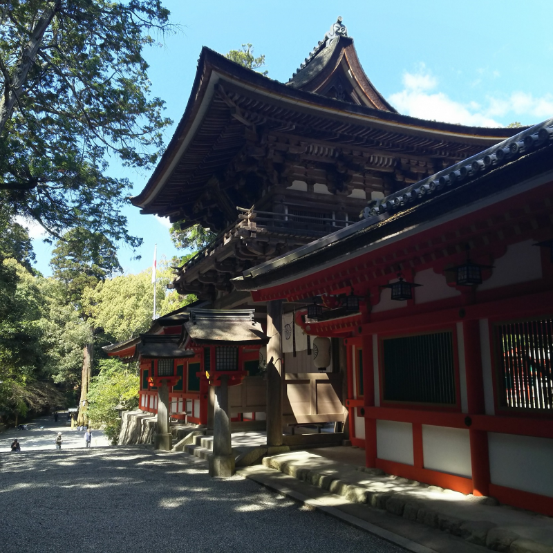 石上神宮拝殿を眺望する楼門前参道4