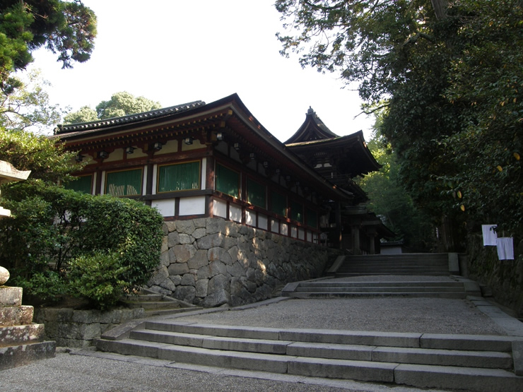 石上神宮拝殿を眺望する楼門前参道1