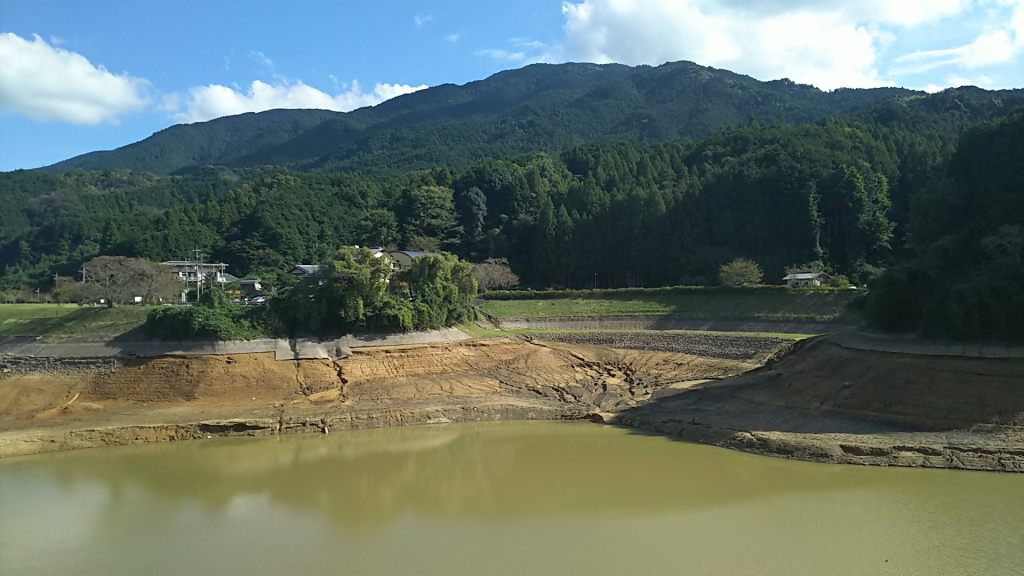 工事により水位の下がった倉橋溜池