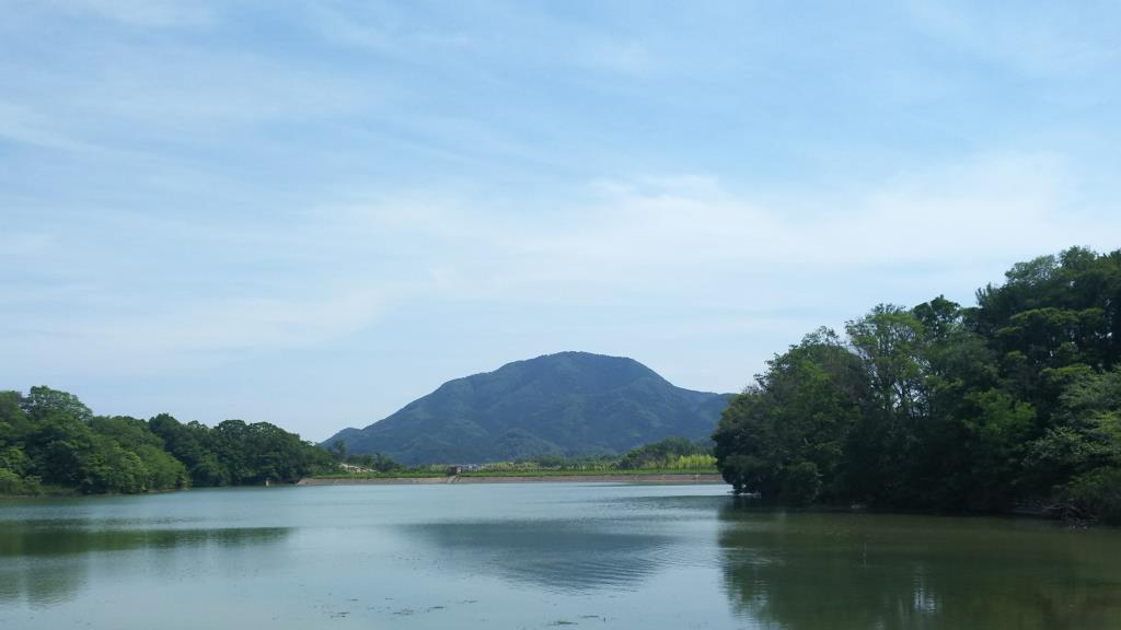 二上山を眺望できる旗尾池湖畔2