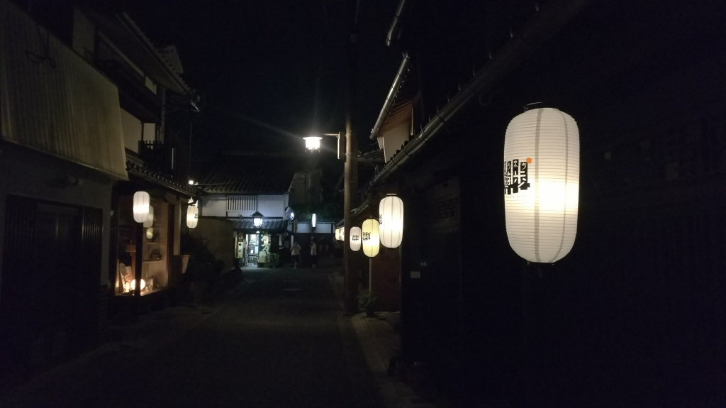 軒先に提灯の並ぶならまち