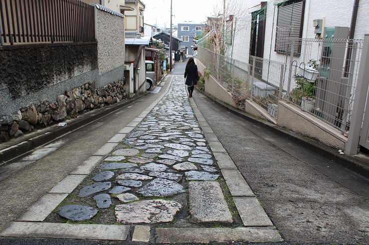石畳が残るならまちの坂道