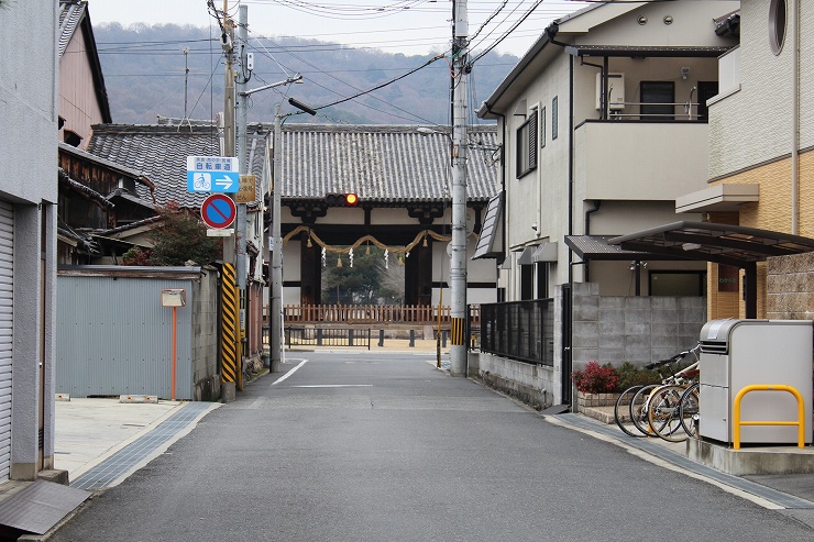 かつての一条大路にあたる道から見る門の西側