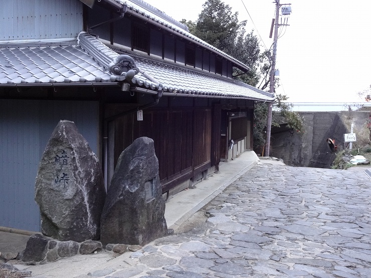 昔の峠の景観が残る暗峠