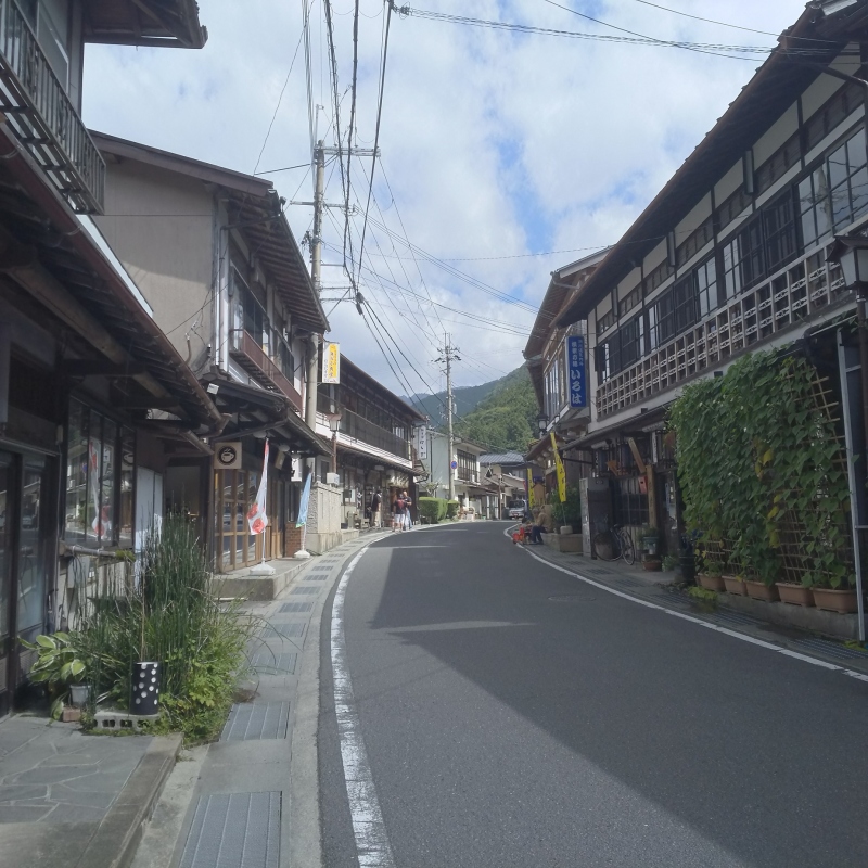 洞川温泉旅館街を眺望できる行者さん通り3