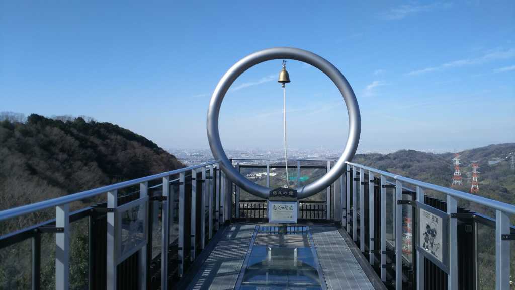 悠久の鐘越しの望む