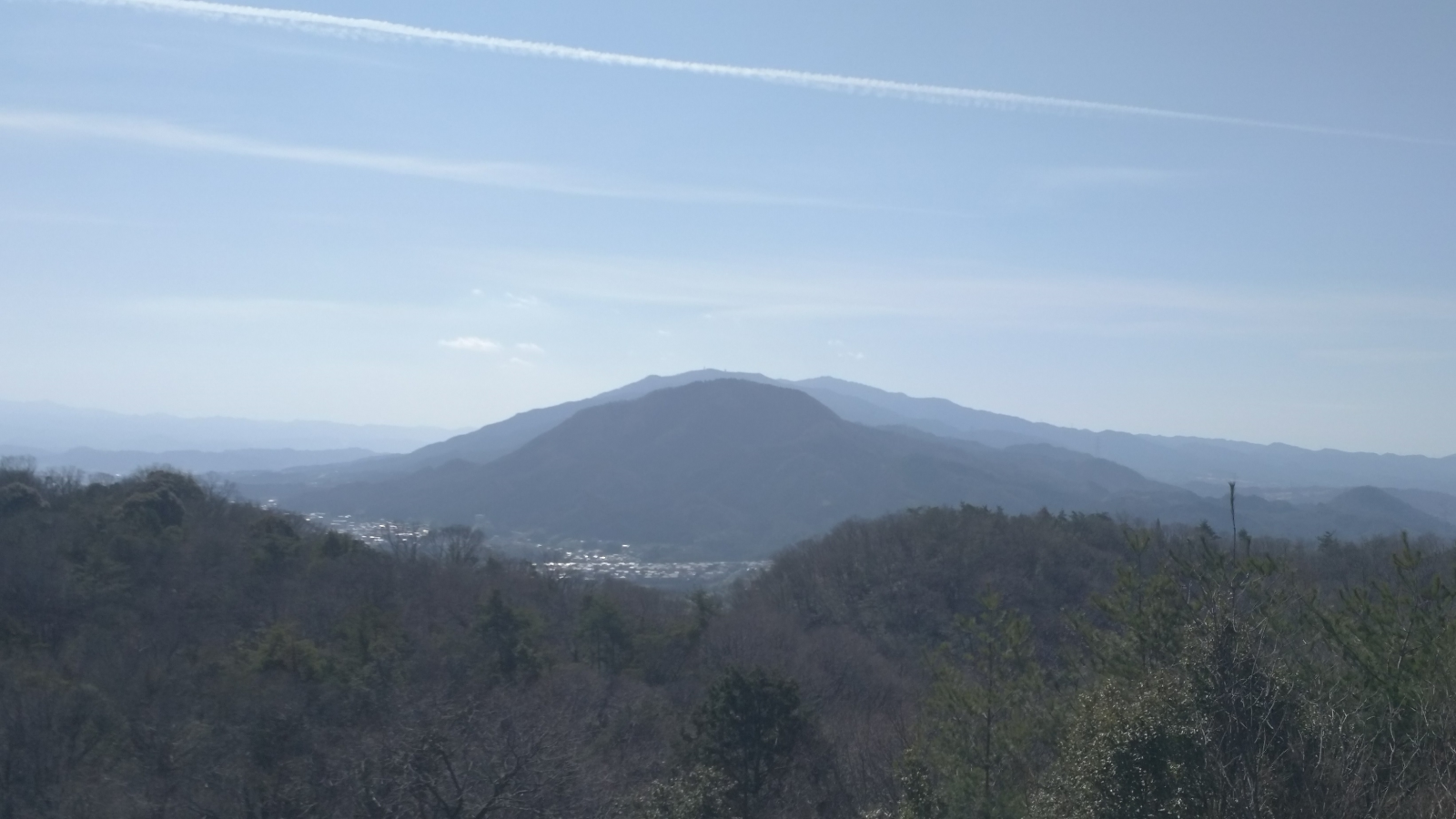南方向　重なって見える二上山・葛城山・金剛山