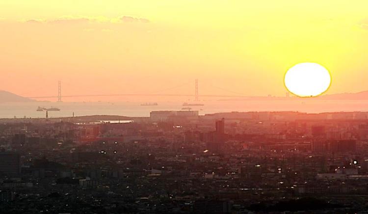 夕暮れ時　明石海峡大橋までを望む