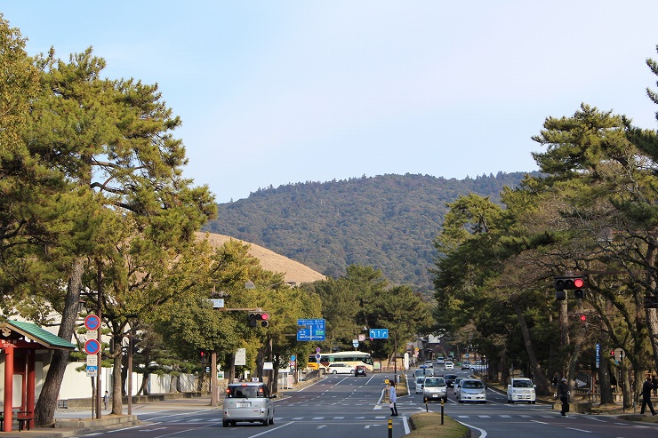 若草山を望む登大路付近の道路