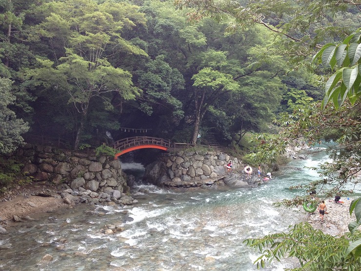丹生川上神社(中社)社前の高見川1