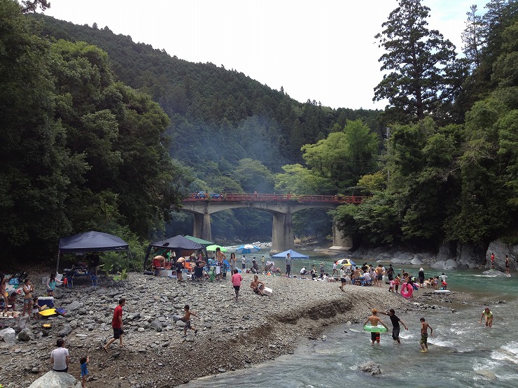 川遊びでにぎわう丹生川上神社(中社)社前の高見川1