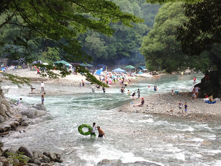 川遊びでにぎわう丹生川上神社(中社)社前の高見川2