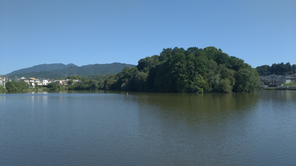 孝元天皇陵と一体となった剣池からの遠望2