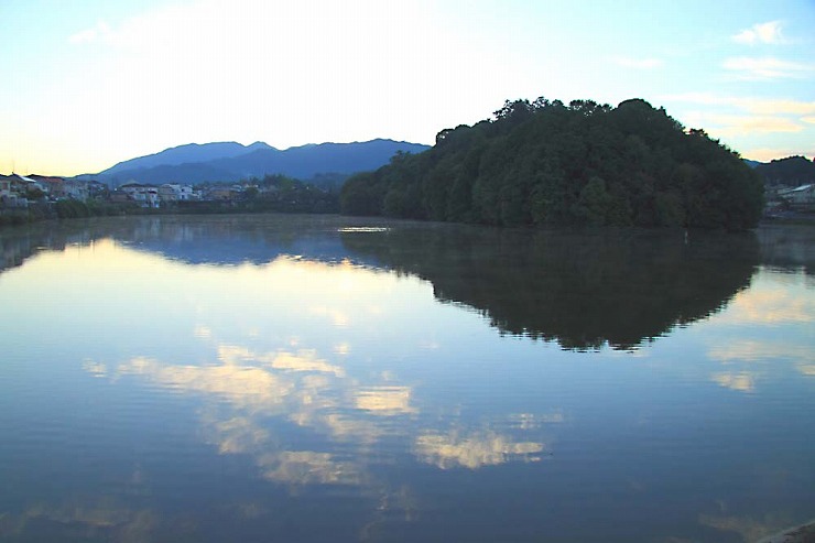 孝元天皇陵と一体となった剣池からの遠望1