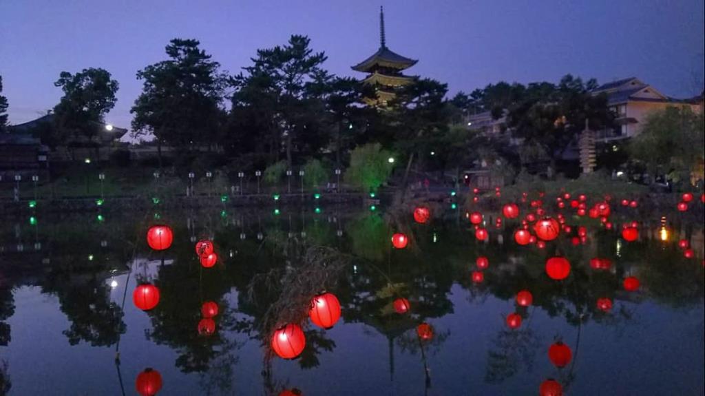 赤提灯の並ぶ猿沢池