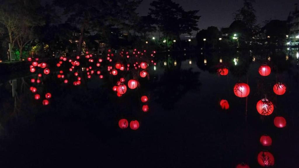 赤提灯の並ぶ猿沢池2