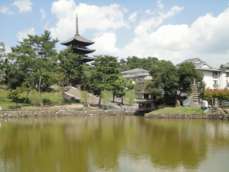 猿沢池越しに望む興福寺五重塔と五十二段