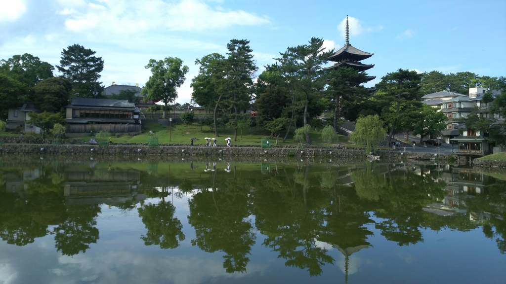 猿沢池越しに望む興福寺五重塔と五十二段2