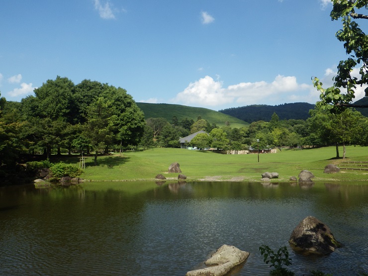 三社池から望む春日野園地と若草山・春日山