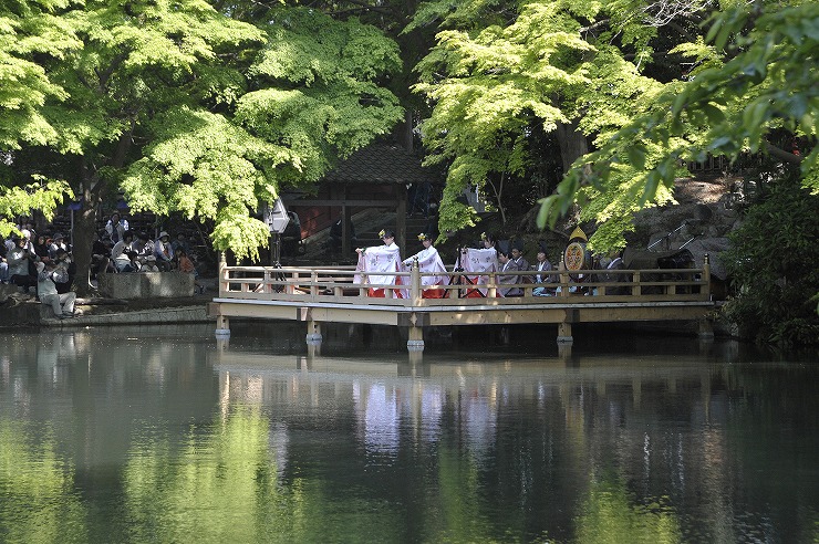 高鴨神社境内の宮池と浮舞台で奉納される雅楽と舞
