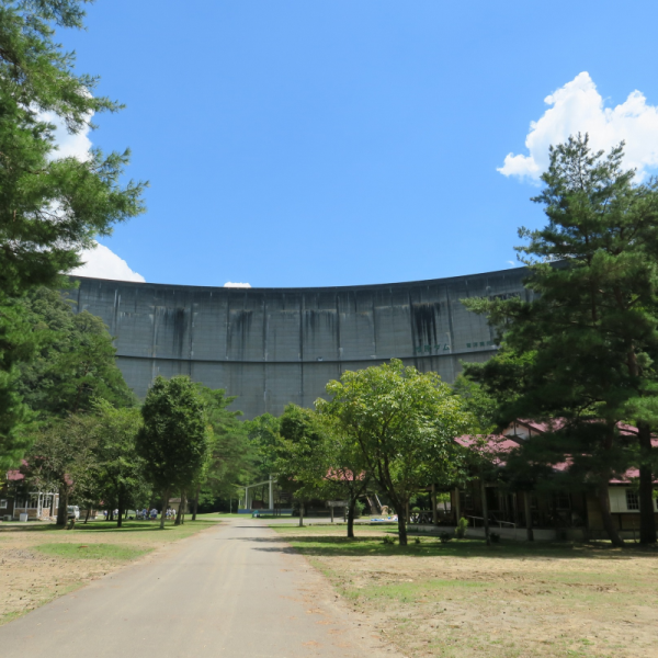 ダムの直下から見上げる池原ダムの画像2