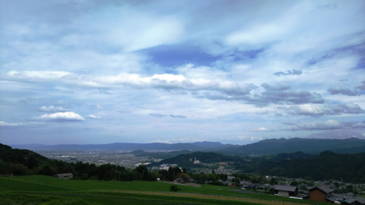 菩提寺の東、駐車場から北を望む　大和平野・麓の集落など