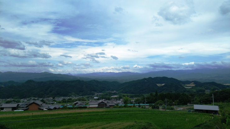 菩提寺の東、駐車場から南東を望む　麓の集落・宇陀や吉野の山々