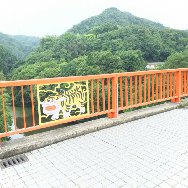 開運橋から信貴山への眺め