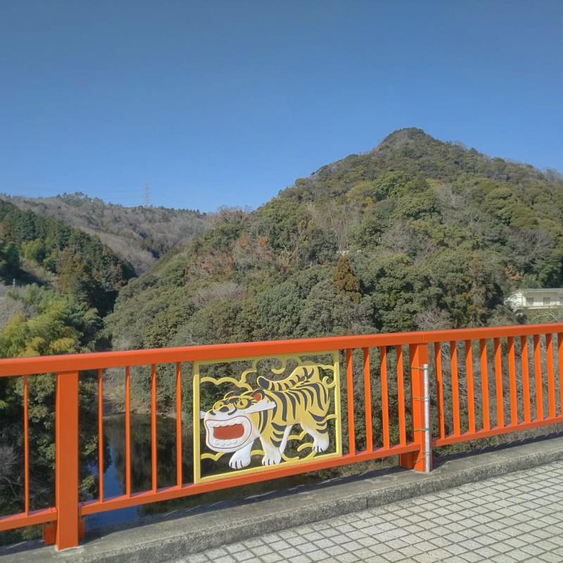 開運橋から信貴山への眺め