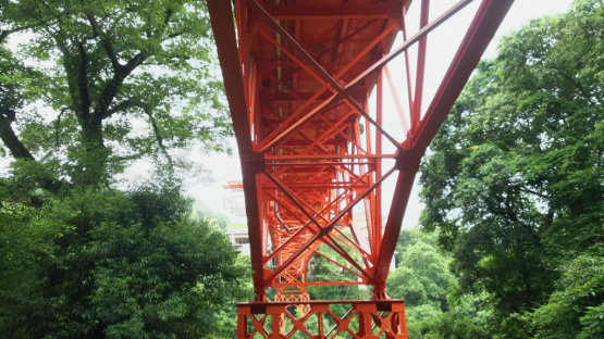 下から見た開運橋への眺め