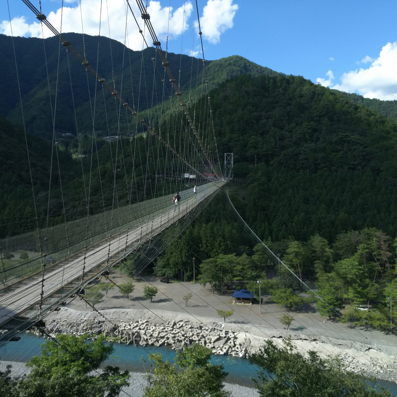 十津川（熊野川）の深い渓谷を渡る谷瀬の吊り橋3