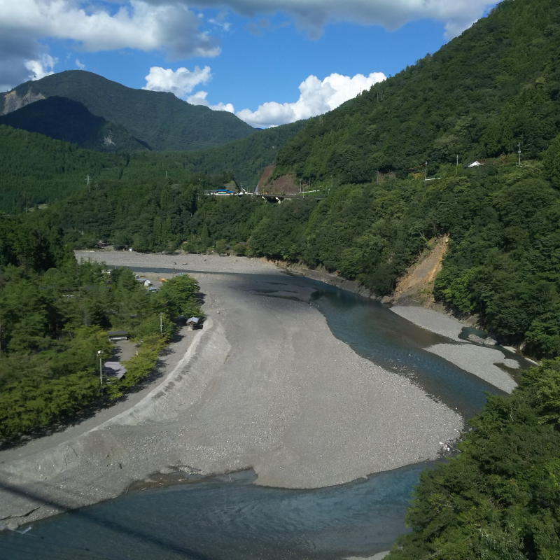 吊り橋入り口付近[南側]から上流を望む