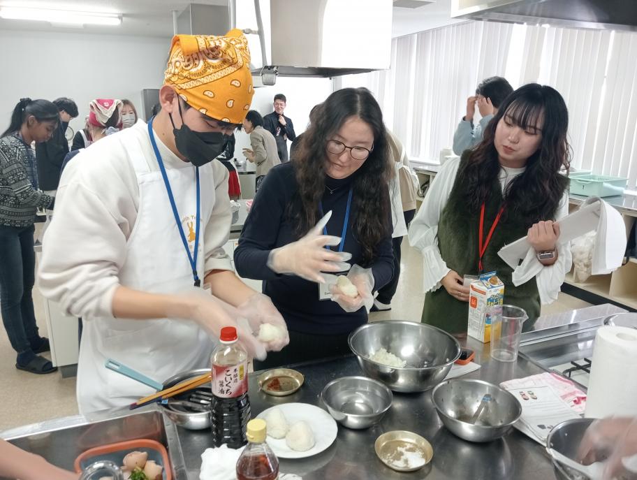 各テーブルにて通訳している様子