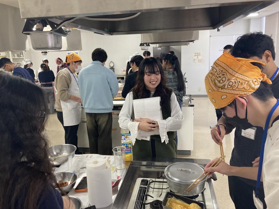 各テーブルにて通訳している様子