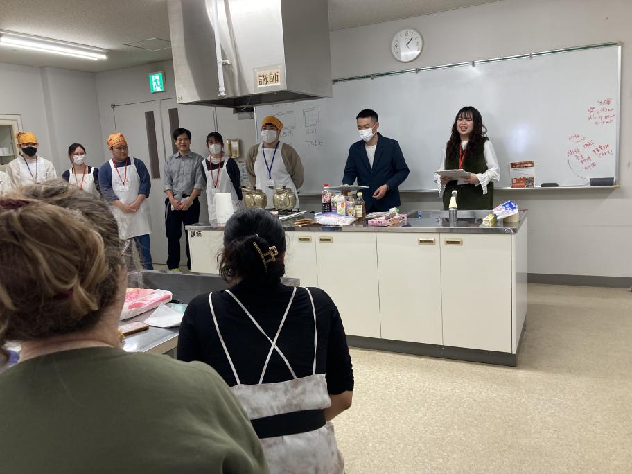 講師の説明を通訳している様子